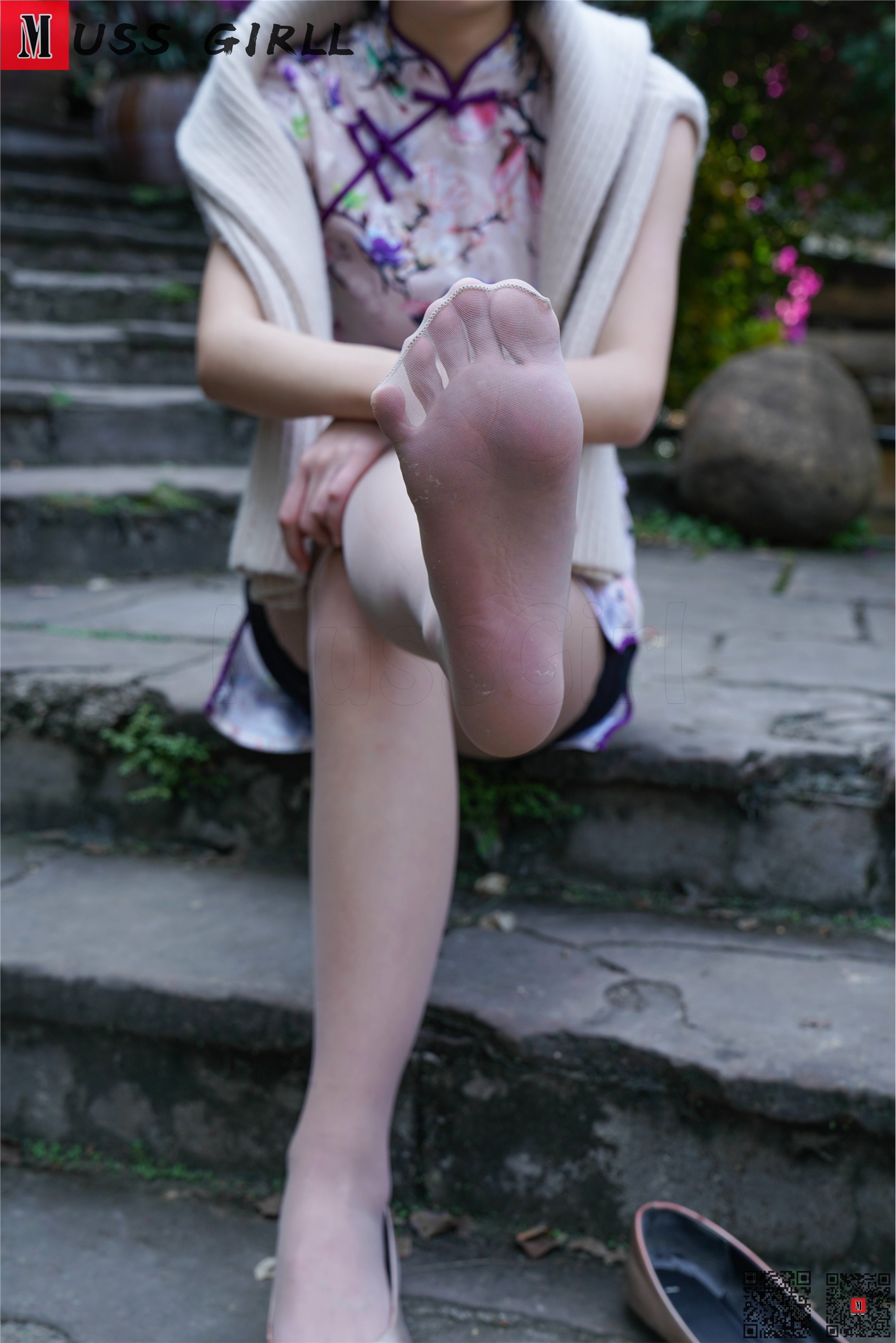 MussGirl慕丝女郎  NO.157 公园凉亭碎花旗袍